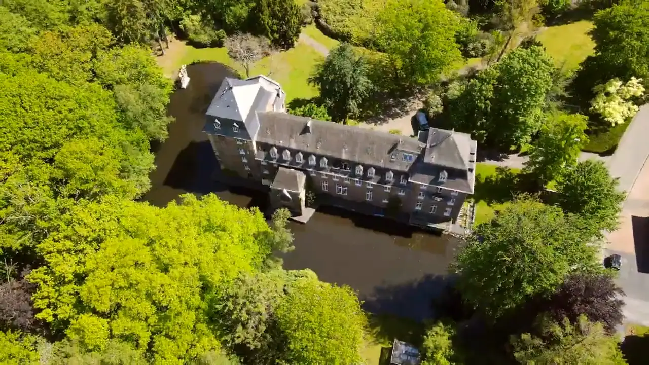 Schloss Dilborn aus der Luft, eingebettet in den Park an der Schwalm