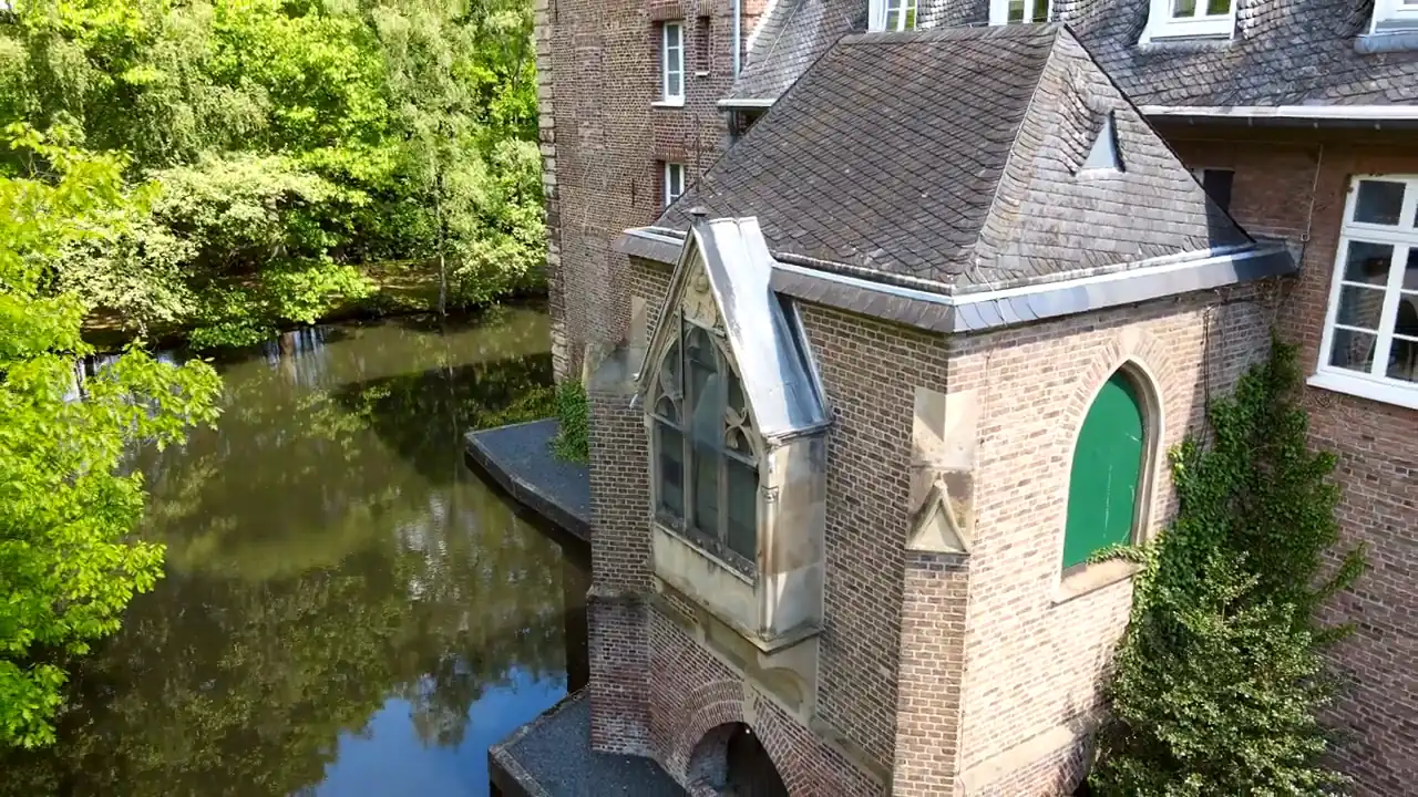 Die neugotische Kapelle über dem Wassergraben, Luftaufnahme