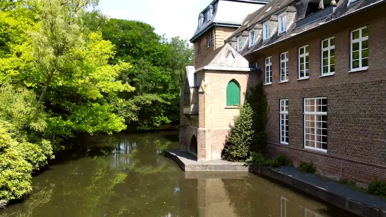 Die neugotische Kapelle über dem Wassergraben