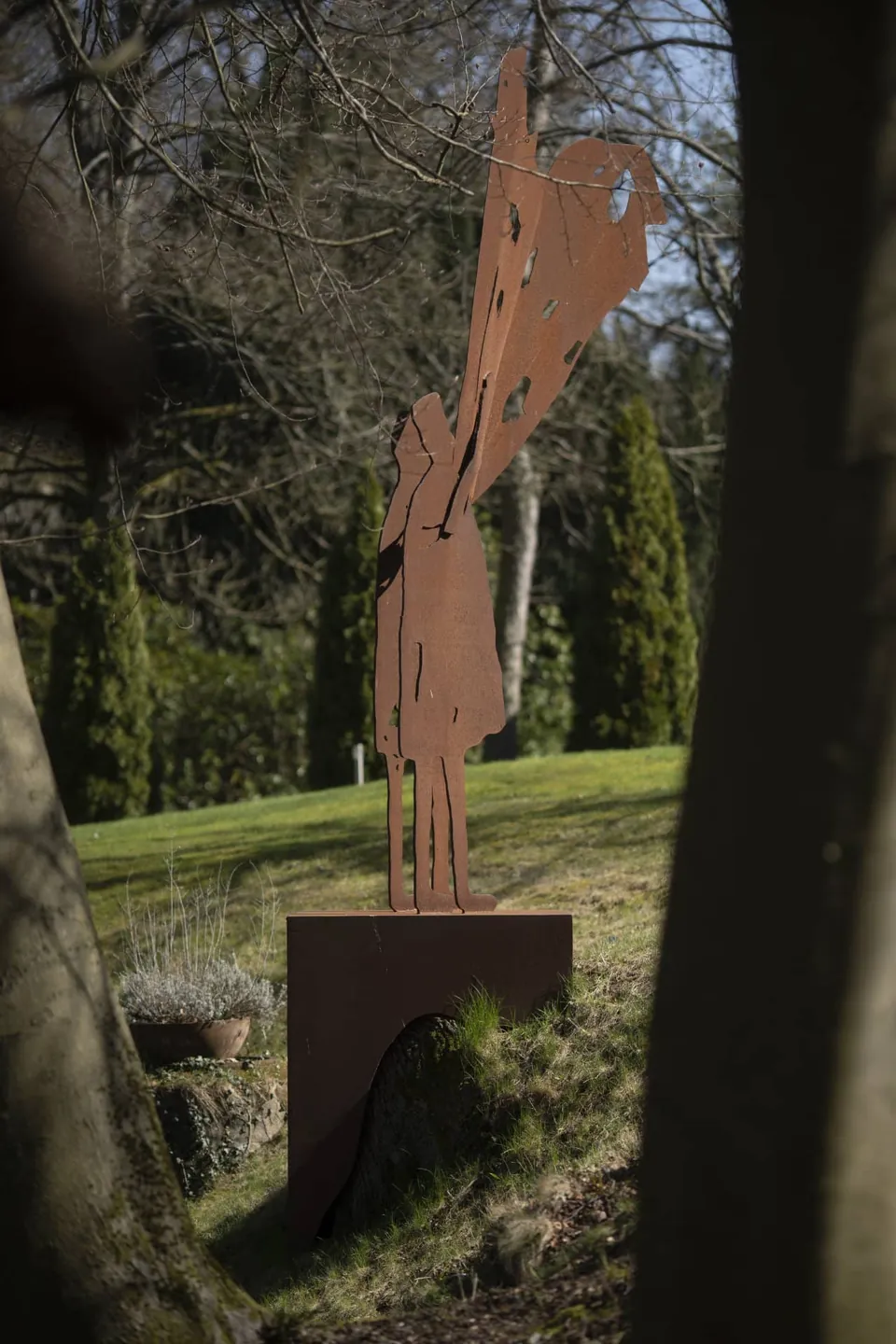 Robert Hartmann, „Der Zufall ist ein großer Organisator“, 2018, Flügelträger auf Reliquiensockel, Stahl.