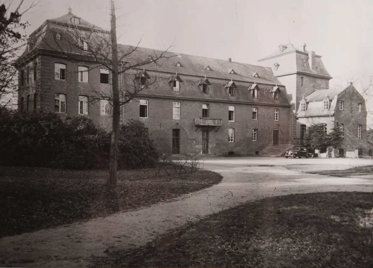 Historische Aufnahme der Auffahrt zum Schloss