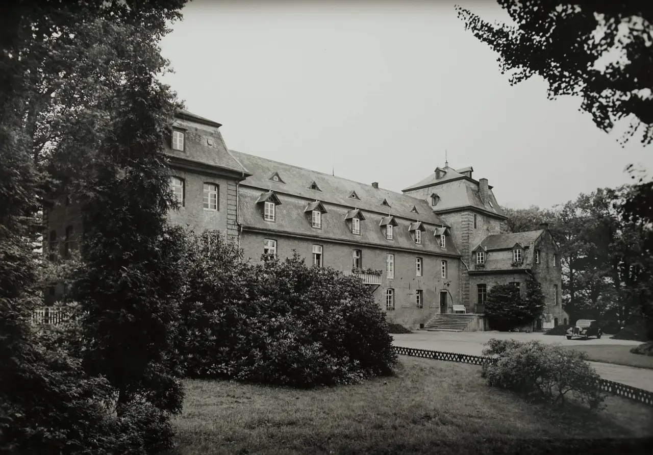 Historische Aufnahme: Schlossflügel hinter dem Park