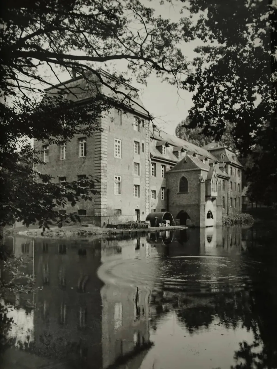 Historische Aufnahme: das Schloss spiegelt sich im Graben