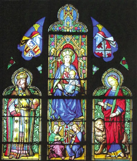 Farbiges Kapellenfenster: Maria mit Kind, links der heilige Heinrich, rechts die heilige Thekla