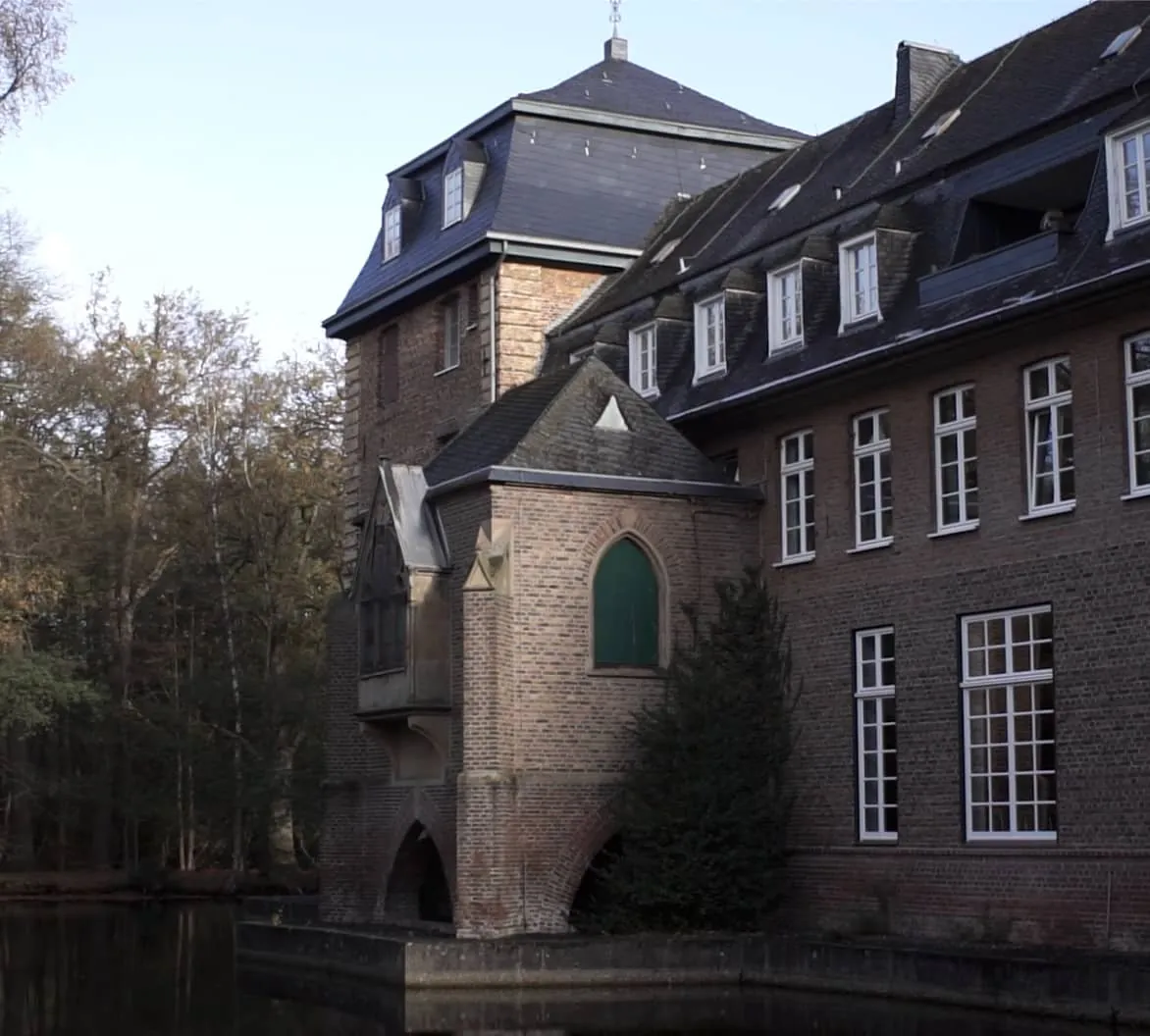 Die Kapelle mit grünem Spitzbogenfenster am Wassergraben