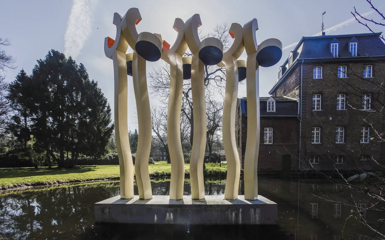 Wasa Marjanov, „Die drei Grazien“, 2020, Aluminium, farbig beschichtet.