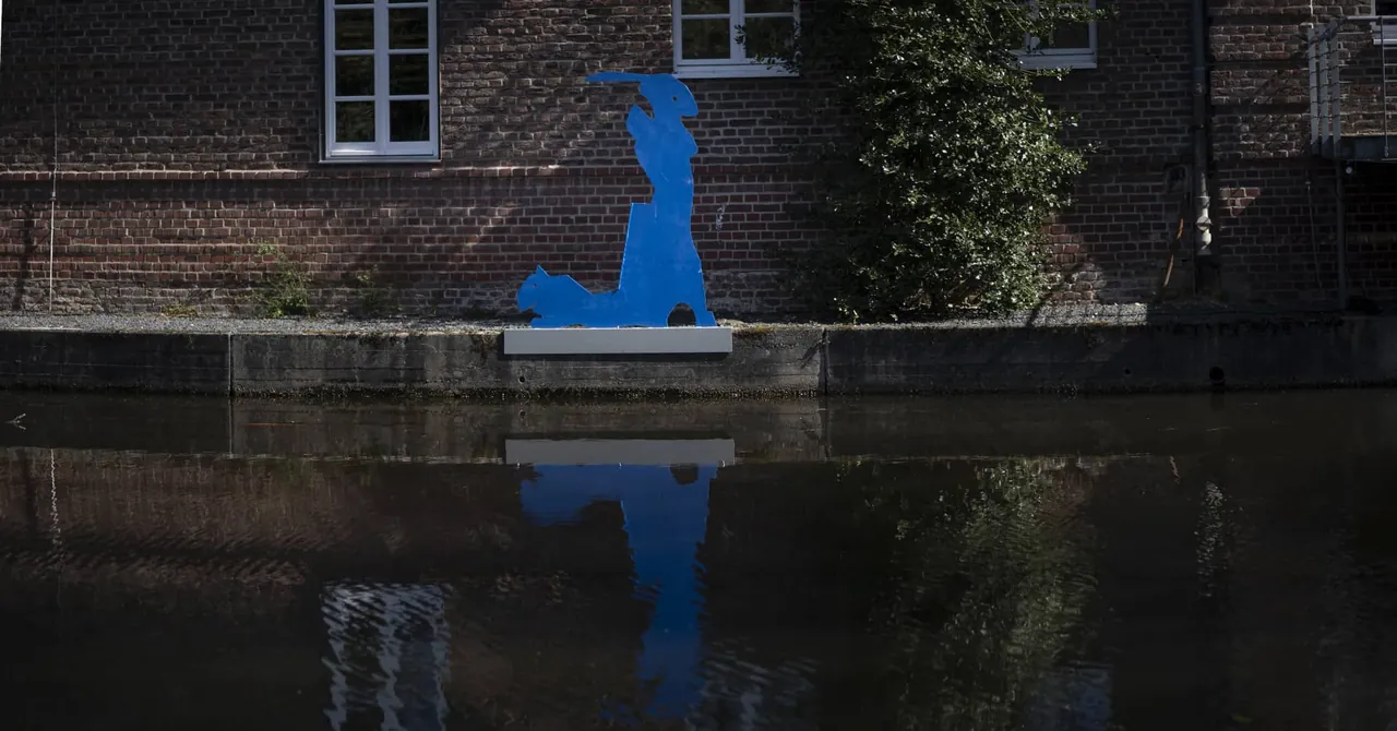 Ulrike Zilly, „La Belle et la Bête“, 2010, Stahl, blau lackiert.